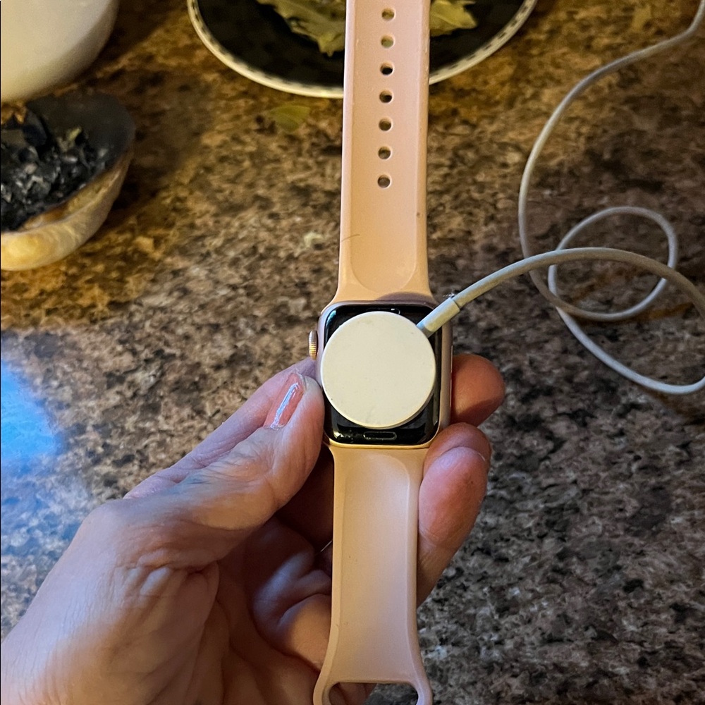 Apple Watch with pink band - Picture 4 of 5